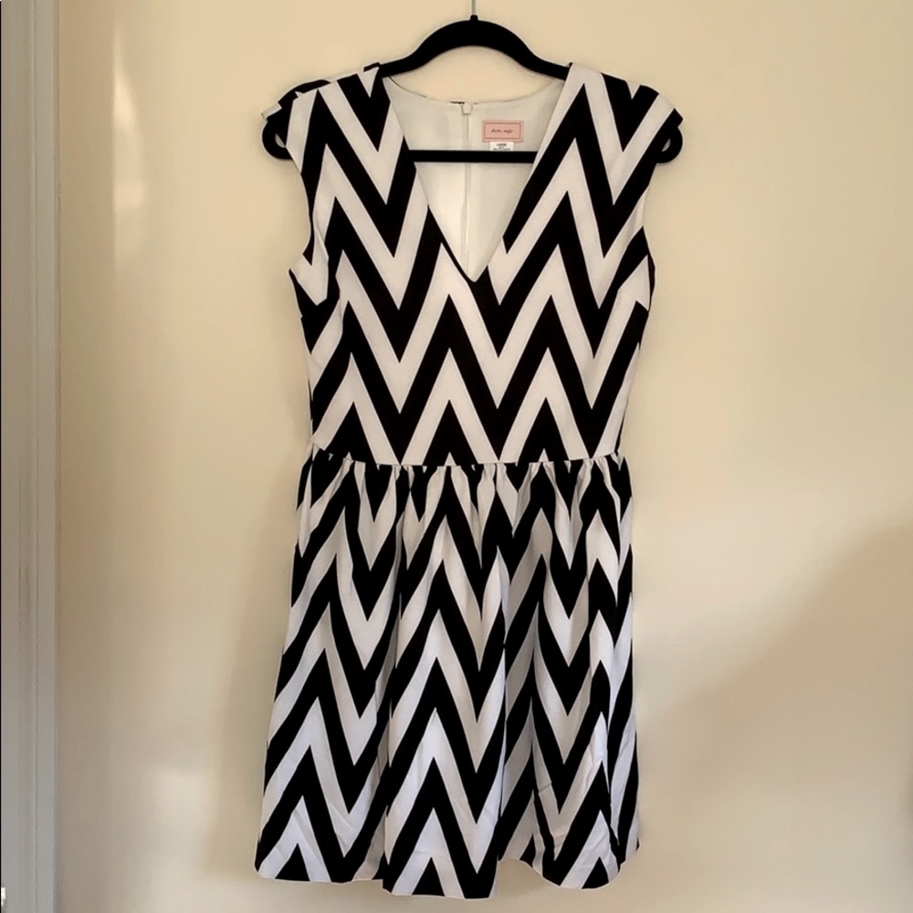 V-neck babydoll dress in chevron print.